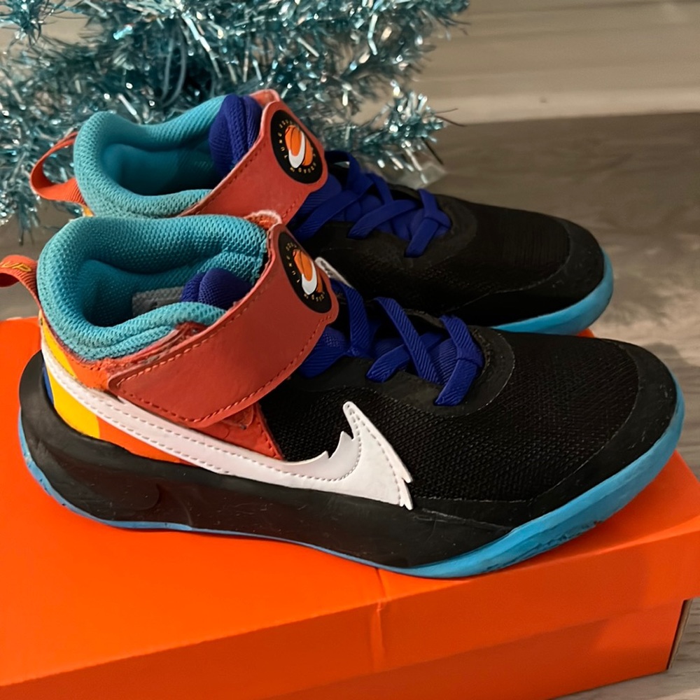 Team Hustle 10SE size 13 C Nike good worn condition
